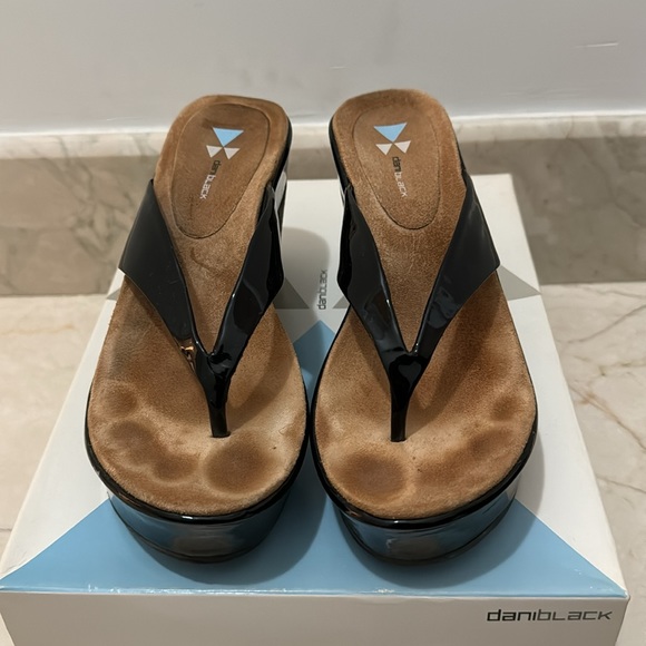 Dani Black Wedge Sandals in Black Patent Leather; Size 7.5 - Picture 2 of 5